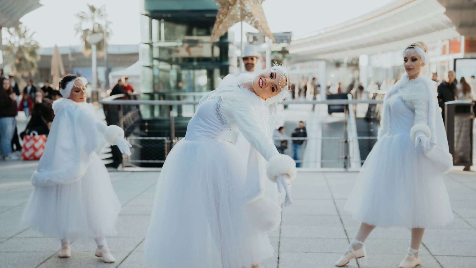 Danseuse de la parade blanche ballet d’étoiles à Noël