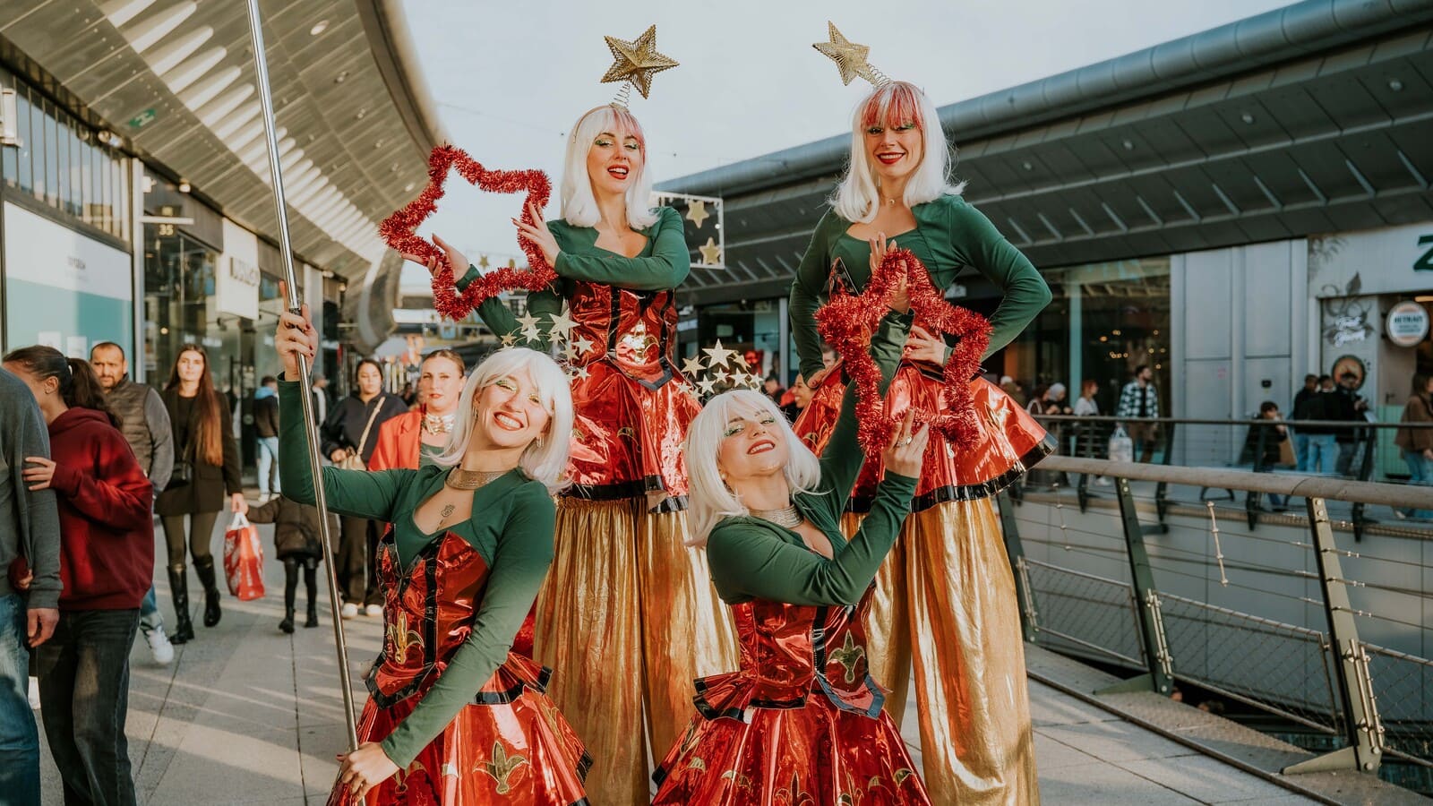 Danseuses et échassières de parades de noël coloré dans l’Hérault