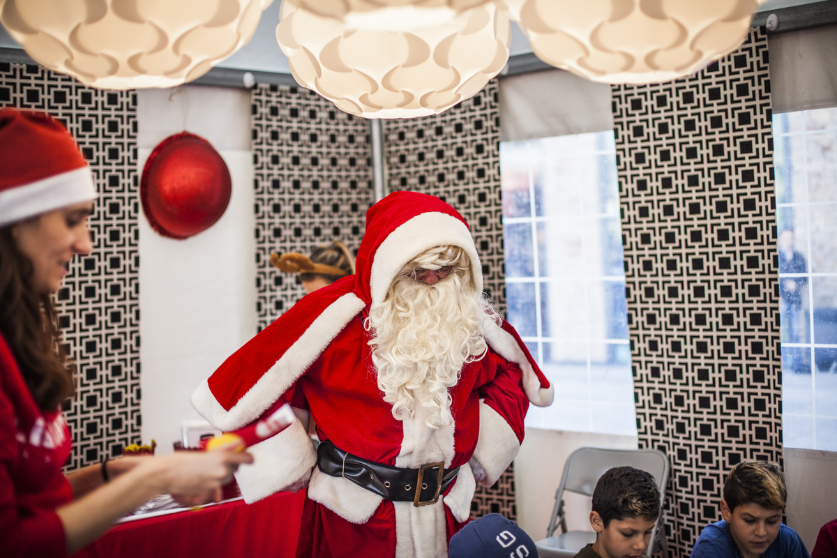 Le Père Noël saluant les enfants pendant un atelier de loisirs créatifs à Montpellier