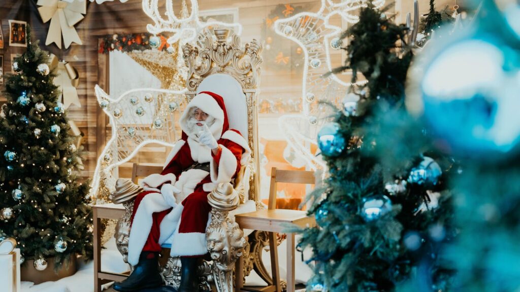 Père Noel dans sa maison décorée dans le centre commercial à Montpellier
