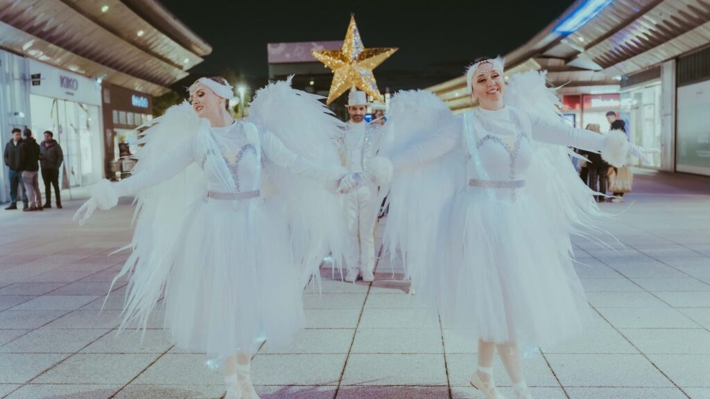 Deux danseuses effectuant une chorégraphie de Noël dans la galerie d'un centre commercial à Montpellier
